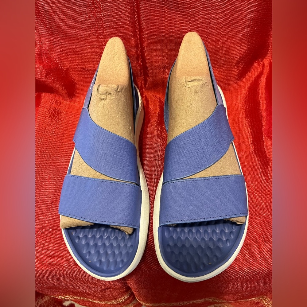 CROCS women’s LiteRide stretch sandals.